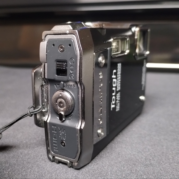 Olympus Tough TG-180 waterproof digital camera - Picture 2 of 7